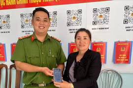 Niềm vui của chị Loan khi được Công an xã Bình Hiệp hỗ trợ lấy lại tiền chuyển nhầm.