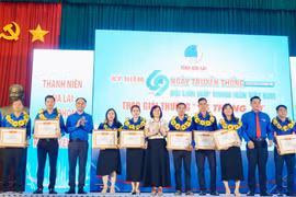 Hội LHTN Việt Nam tỉnh trao Giải thưởng 15-10 cho các cán bộ Hội tiêu biểu.