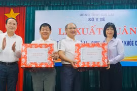 Lãnh đạo tỉnh tặng quà động viên đại diện đoàn y tế.