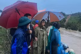 Phó Chủ tịch UBND tỉnh Nguyễn Thị Thanh Lịch kiểm tra công tác ứng phó với mưa lũ tại một số địa phương