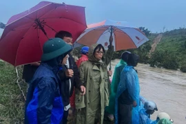 Phó Chủ tịch UBND tỉnh Nguyễn Thị Thanh Lịch kiểm tra công tác ứng phó với mưa lũ tại một số địa phương