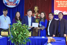 Phó Chủ tịch UBND tỉnh Nguyễn Tuấn Anh thăm, tặng quà tập thể Trường Tiểu học Ia Nhin