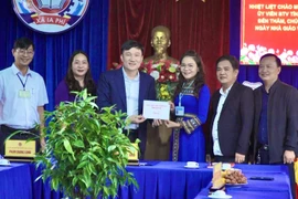 Phó Chủ tịch UBND tỉnh Nguyễn Tuấn Anh thăm, tặng quà tập thể Trường Tiểu học Ia Nhin