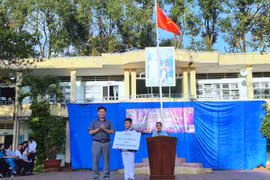 Chương trình “Cùng em đến trường” trao học bổng cho em Hồ Vĩnh Đan