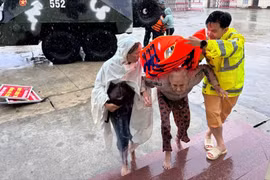 Lực lượng chức năng, đơn vị, nhóm thiện nguyện khẩn cấp chung tay hỗ trợ người dân vùng lũ.