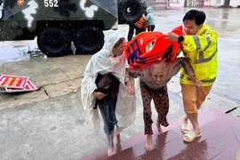 Lực lượng chức năng, đơn vị, nhóm thiện nguyện khẩn cấp chung tay hỗ trợ người dân vùng lũ.