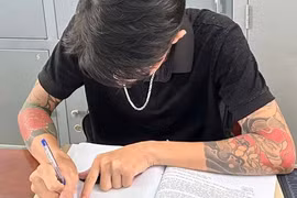 Nguyễn Văn N. (SN 2004, ở phường Hoài Nhơn Nam) bị phạt 6,25 triệu đồng vì sử dụng các loại pháo, thuốc pháo trái phép.