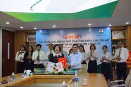 Ký kết thỏa thuận hợp tác triển khai giải pháp thanh toán viện phí không dùng tiền mặt.