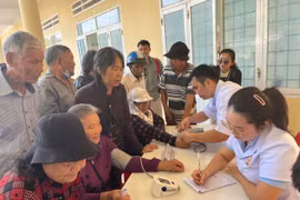 Khám bệnh, cấp thuốc cho người dân phường Quy Nhơn Đông.