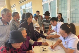 Khám bệnh, cấp thuốc cho người dân phường Quy Nhơn Đông.