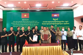 Ban Chuyên trách 2 tỉnh Gia Lai và Preah Vihear ký kết biên bản thỏa thuận. Ảnh: Đoàn Bình