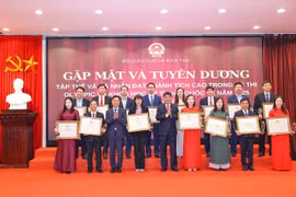 Trường THPT Chuyên Lê Quý Đôn được Bộ GD&ĐT khen thưởng về thành tích bồi dưỡng học sinh giỏi quốc tế.