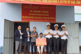 Bàn giao nhà tình nghĩa cho gia đình chính sách ở Phù Mỹ Nam