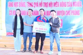 Gửi trao nhiều phần quà Tết ý nghĩa đến các thôn, làng kết nghĩa