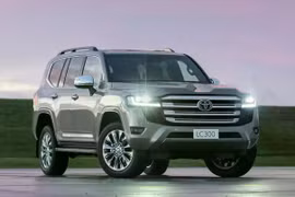 Toyota Land Cruiser hybrid chờ ngày về Việt Nam