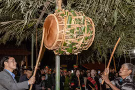 Đêm đập trống dưới ánh trăng rừng