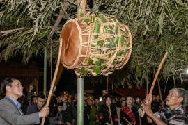 Đêm đập trống dưới ánh trăng rừng