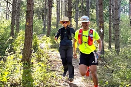 Trekking hút giới trẻ khám phá núi rừng