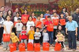 Mang Tết ấm đến với trẻ em yếu thế