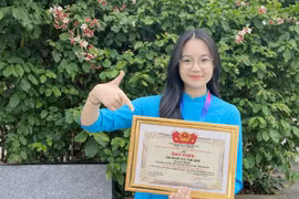 Nữ sinh chuyên Tiếng Anh lập “hattrick” giải quốc gia môn Ngữ văn