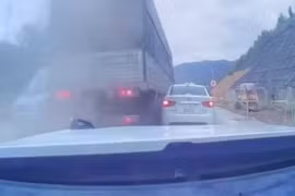 Clip xe tải phanh gấp gây va chạm liên hoàn với 10 ô tô trên cao tốc