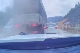 Clip xe tải phanh gấp gây va chạm liên hoàn với 10 ô tô trên cao tốc