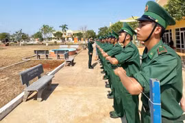 Giữ quân số khỏe giữa nắng nóng thao trường