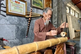 'Báu vật sống' giữ đền và kể chuyện bằng âm nhạc