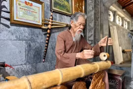 'Báu vật sống' giữ đền và kể chuyện bằng âm nhạc