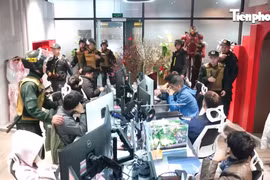 Cảnh sát đột kích hang ổ 'Xôi Lạc TV'