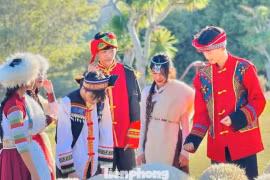 Du khách thích thú hóa thân thành người du mục như trong phim