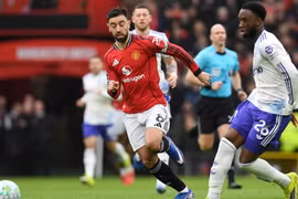 Fernandes chạm tay kỳ tích, Man United 'bắn hạ' Aston Villa