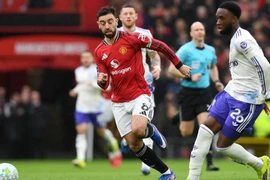Fernandes chạm tay kỳ tích, Man United 'bắn hạ' Aston Villa