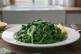 Rau chân vịt: 2 cách ăn, khác biệt lớn cho sức khỏe
