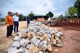 Rời vùng sạt lở, người dân Ia Ly dựng nhà mới để an cư