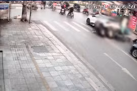 Clip ô tô lùi bất ngờ, cuốn cả xe máy và người xuống gầm