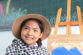 Cô bé có đôi mắt 'âm dương' kỳ lạ ở Tây Nguyên