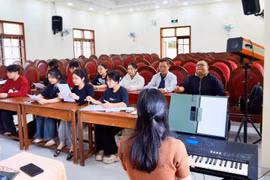 Một người thầy trở lại giảng đường để… học