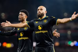 Arsenal thua sốc Man United sân nhà, Ngoại hạng Anh sôi sục