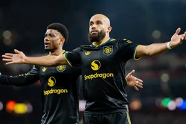 Arsenal thua sốc Man United sân nhà, Ngoại hạng Anh sôi sục