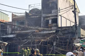 Cháy lớn ở TPHCM thiêu rụi nhiều căn nhà trong đêm