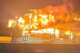 Xe giường nằm bốc cháy dữ dội trên cao tốc, một hành khách tử vong