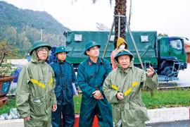 Hết lòng vì dân