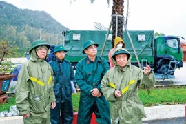 Hết lòng vì dân