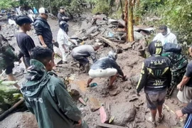 Indonesia: Lở đất, lũ quét khiến ít nhất 7 người thiệt mạng, hàng trăm người mất tích