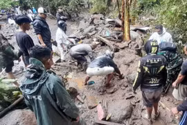 Indonesia: Lở đất, lũ quét khiến ít nhất 7 người thiệt mạng, hàng trăm người mất tích
