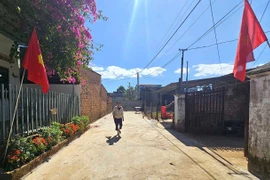 Những con đường gắn kết tình làng nghĩa xóm