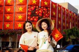 Những 'tọa độ check-in' rợp bóng cờ hoa thu hút bạn trẻ Đà Nẵng dịp 30/4