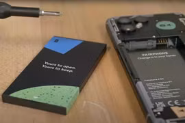 Người dùng sắp được tự thay pin iPhone và Galaxy