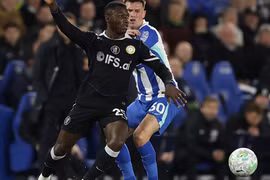 Chelsea thua sốc tại AMEX, chạm đáy khủng hoảng cuộc đua Ngoại hạng